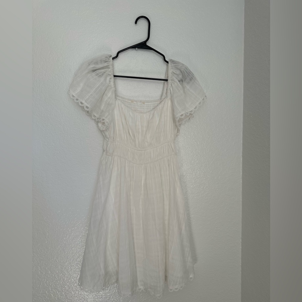 Elegant White Dress with Puff Sleeves